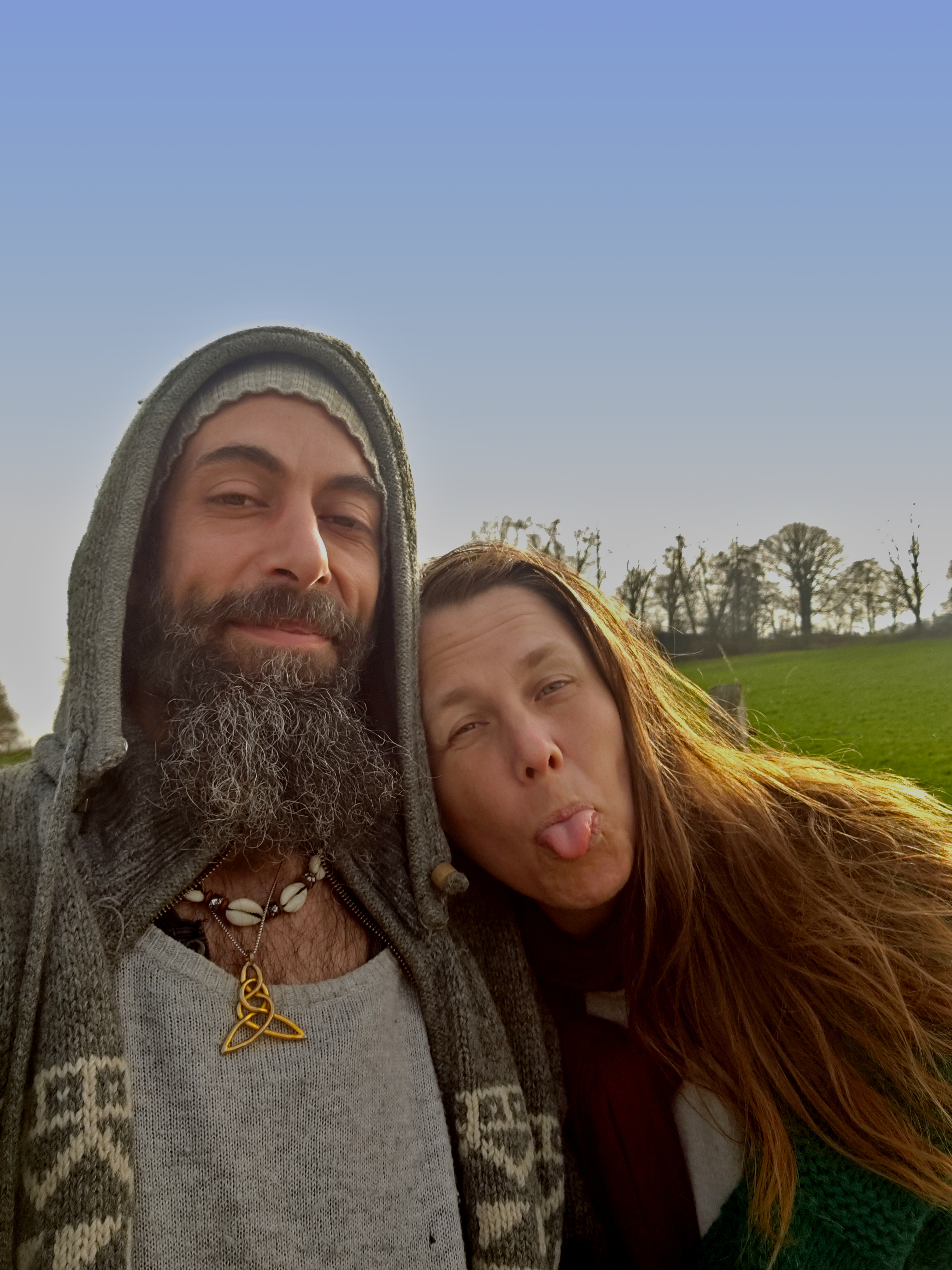 Porträt von Mo und Eva im Garten Jetzt reicht